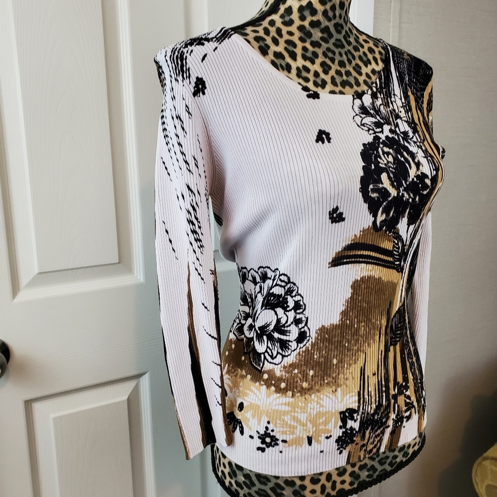 Alison Sheri Floral Top - Picture 2 of 9